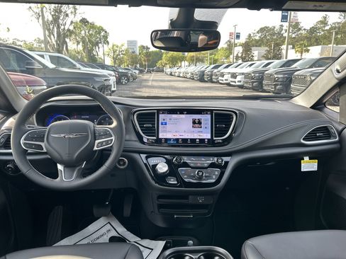 New 2026 Chrysler Pacifica Select image 60