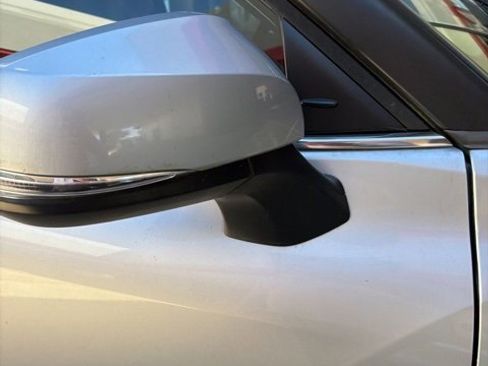 Used 2023 Toyota Highlander XLE image 7