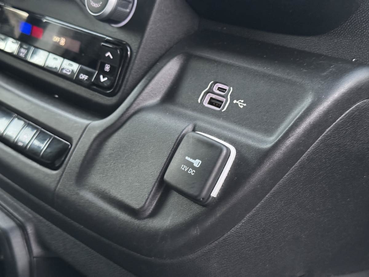 Used 2025 RAM ProMaster 2500 w/ Convenience Group FWD image 17