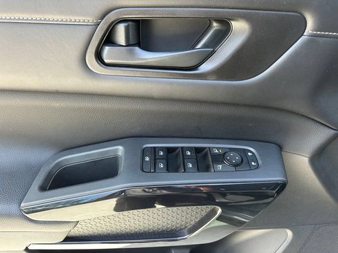 Used 2023 Nissan Pathfinder S AWD/4WD image 16
