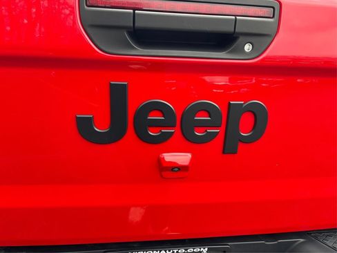 Used 2023 Jeep Gladiator Sport AWD/4WD image 15