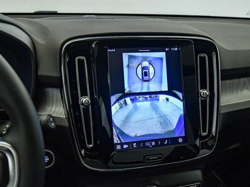 Certified 2025 Volvo XC40 B5 Ultra w/ Climate Package image 27