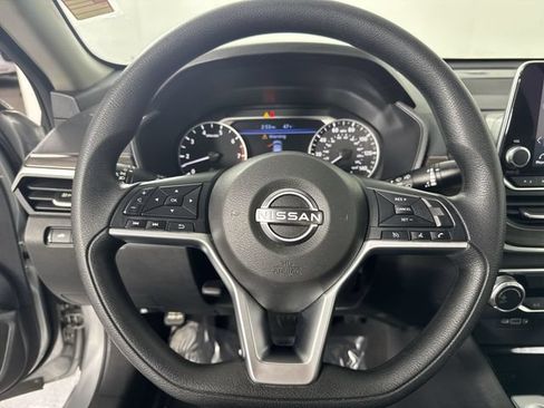 Used 2024 Nissan Altima 2.5 SV FWD image 11