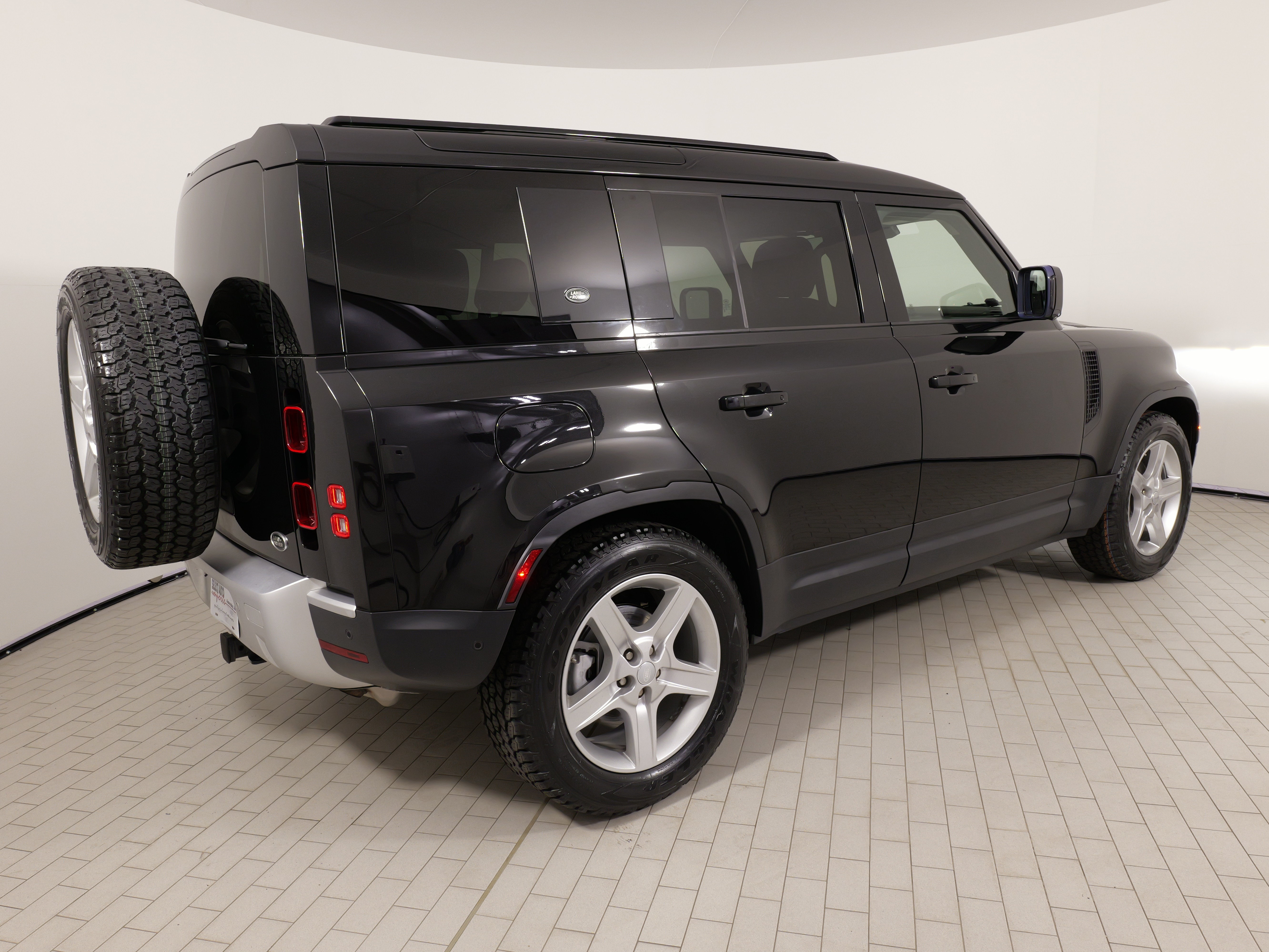 Used 2020 Land Rover Defender 110 SE AWD/4WD image 13