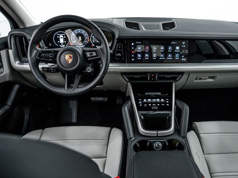 Certified 2025 Porsche Cayenne image 13