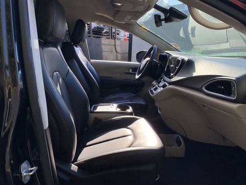 Used 2023 Chrysler Pacifica Touring-L FWD image 18