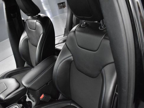 Used 2019 Jeep Cherokee Latitude Plus image 14