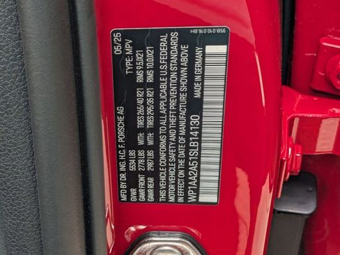 Certified 2025 Porsche Macan image 30