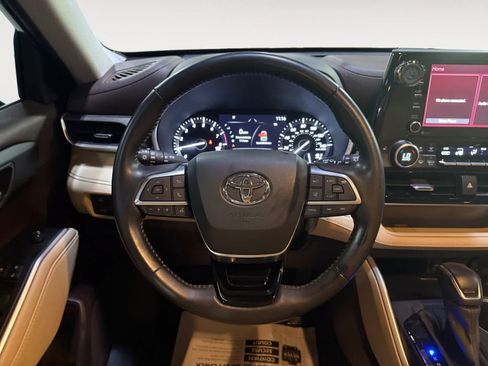 Used 2020 Toyota Highlander XLE FWD image 19