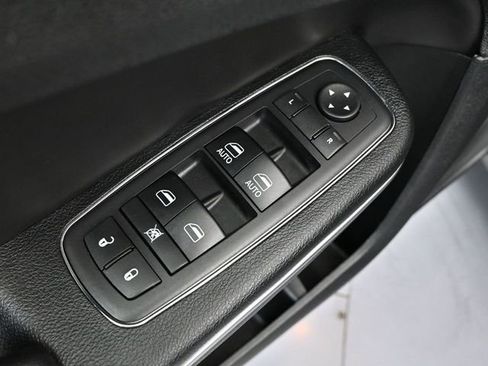 Used 2018 Chrysler 300 S image 19