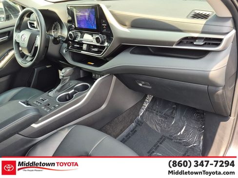 Certified 2024 Toyota Highlander XLE AWD/4WD image 35