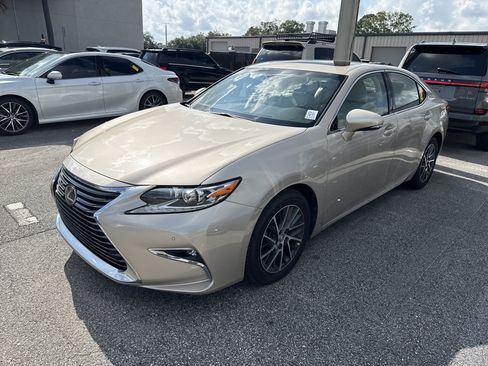 Used 2017 Lexus ES 350 w/ Luxury Package FWD image 2