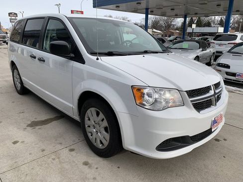 Used 2019 Dodge Grand Caravan SE w/ UConnect Hands-Free Group FWD image 4
