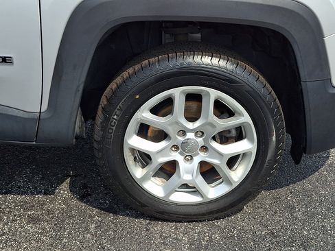 Used 2016 Jeep Renegade Latitude AWD/4WD image 8