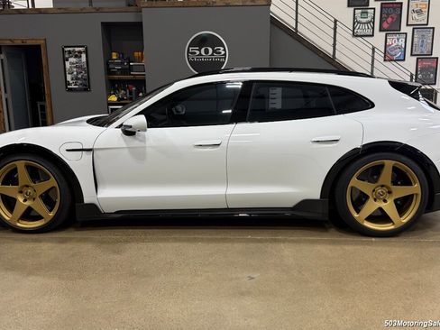 Used 2022 Porsche Taycan Turbo S Cross Turismo w/ Technology Package AWD/4WD image 31