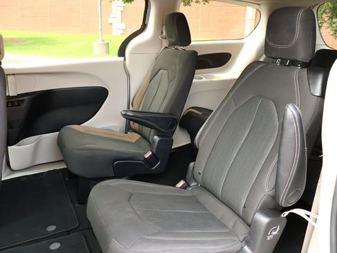 Used 2024 Chrysler Voyager LX FWD image 20