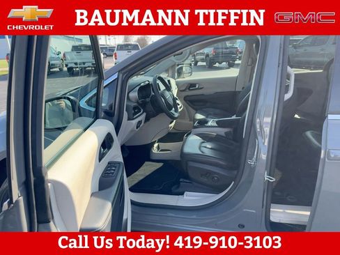 Used 2023 Chrysler Pacifica Touring-L FWD image 19