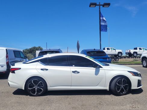 Used 2023 Nissan Altima 2.5 SR image 3
