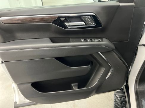 Used 2025 Chevrolet Tahoe Z71 image 11