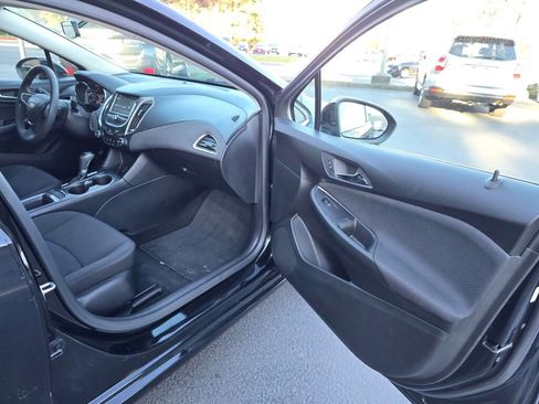 Used 2017 Chevrolet Cruze LT w/ Convenience Package image 11