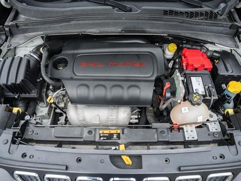 Used 2019 Jeep Renegade Latitude w/ Cold Weather Group image 19