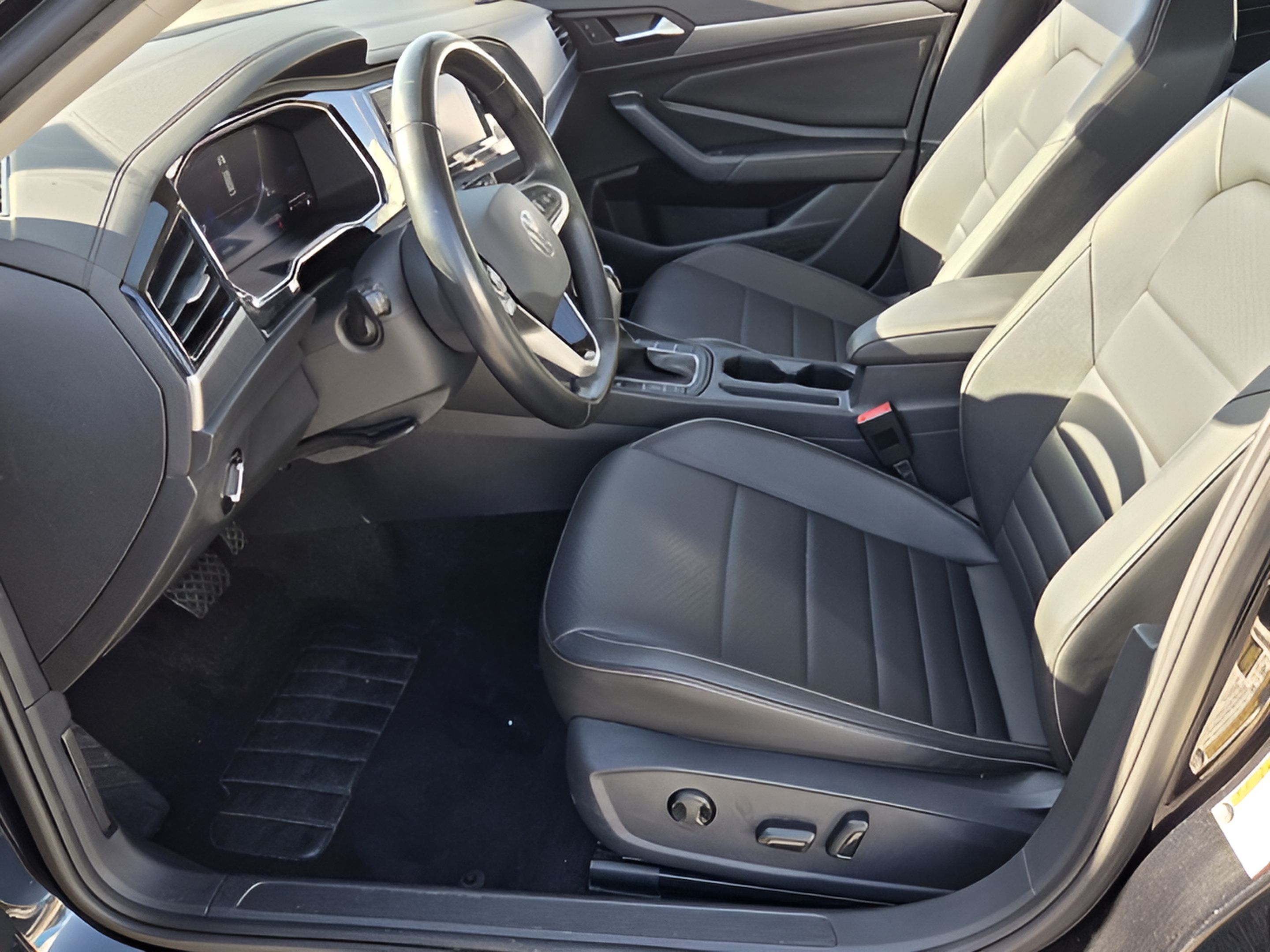 Used 2024 Volkswagen Jetta SE FWD image 9