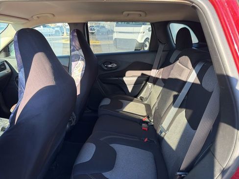 Used 2017 Jeep Cherokee Sport image 12