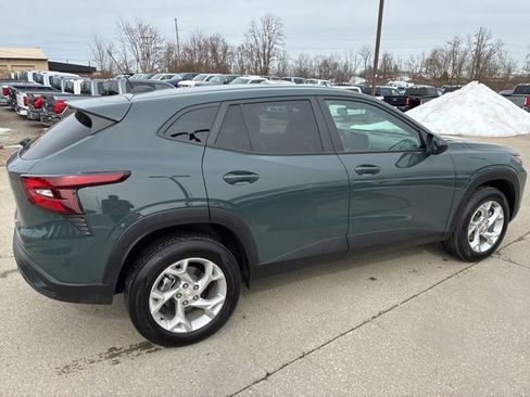 Used 2025 Chevrolet Trax LS w/ LS Convenience Package image 9