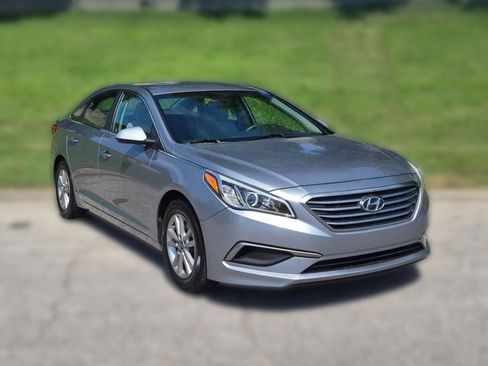 Used 2016 Hyundai Sonata SE w/ Cargo Package FWD image 3