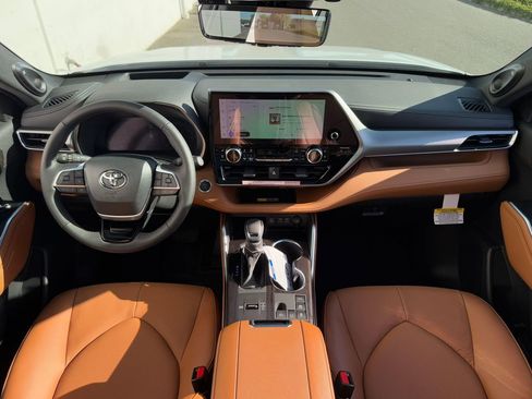 New 2026 Toyota Highlander Platinum AWD/4WD image 12