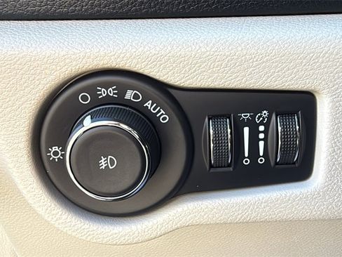 Used 2022 Chrysler Pacifica Touring-L image 19