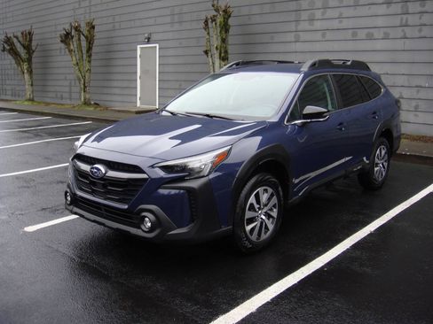 Used 2025 Subaru Outback Premium image 2