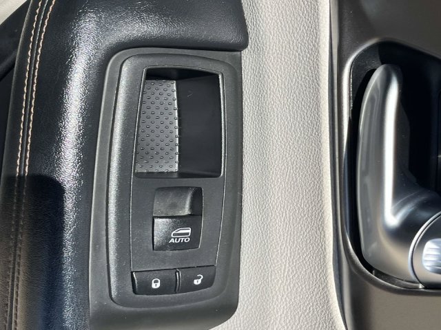 Used 2020 Chrysler Pacifica Touring w/ Advanced Safetytec Group FWD image 18