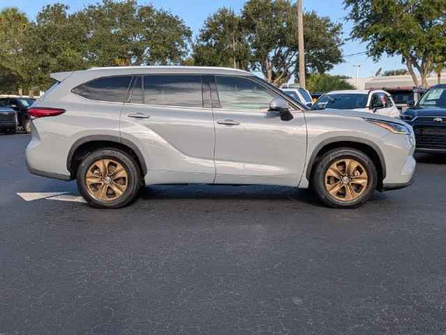 Used 2022 Toyota Highlander Bronze Edition FWD image 2