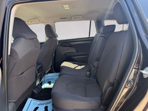 Used 2021 Toyota Highlander LE image 13