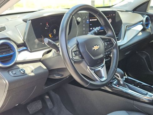 Used 2025 Chevrolet Trax LT w/ LT Convenience Package FWD image 13