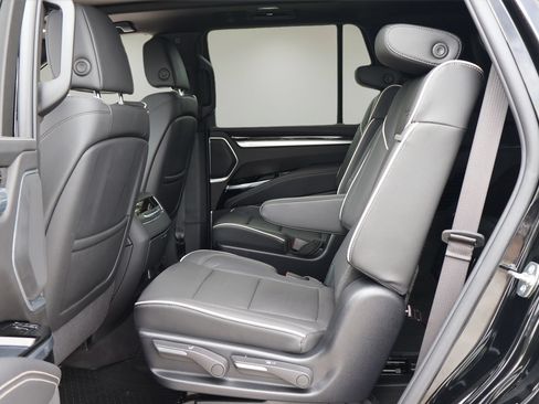 Certified 2025 Cadillac Escalade Premium Luxury AWD/4WD image 13