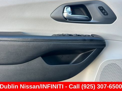 Used 2022 Chrysler Pacifica Touring-L FWD image 11