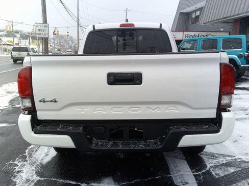 Used 2018 Toyota Tacoma SR image 7