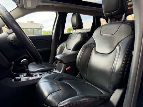 Used 2017 Jeep Cherokee Limited AWD/4WD image 6