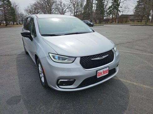 Used 2024 Chrysler Pacifica Touring-L FWD image 8