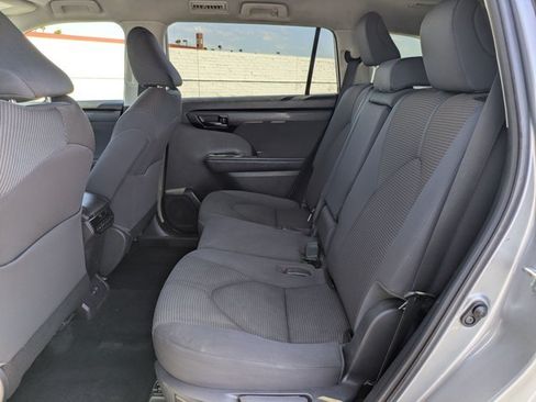 Used 2022 Toyota Highlander LE FWD image 18