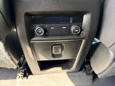 Used 2023 Chevrolet Traverse LT FWD image 28