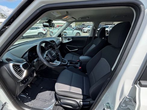 Used 2025 Kia Soul LX w/ LX Technology Package FWD image 24