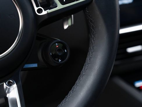 Used 2023 Porsche Cayenne Turbo image 27