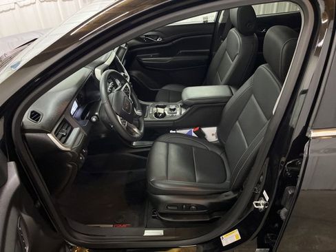 Used 2023 GMC Acadia SLT w/ Preferred Package image 30