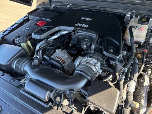 Used 2018 Jeep Wrangler Unlimited Sahara AWD/4WD image 46
