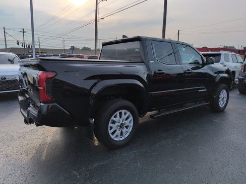Used 2025 Toyota Tacoma SR5 AWD/4WD image 5