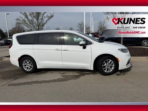 Used 2023 Chrysler Pacifica Touring image 4