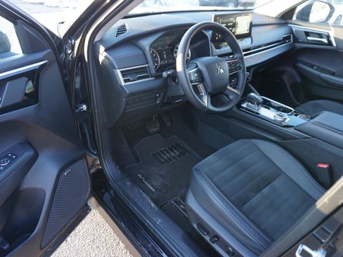 Used 2025 Mitsubishi Outlander SE image 10